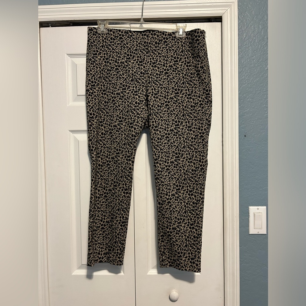 Leopard cropped capri pants